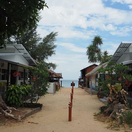 Bluesky Beach Bungalows 란타섬 외부 사진