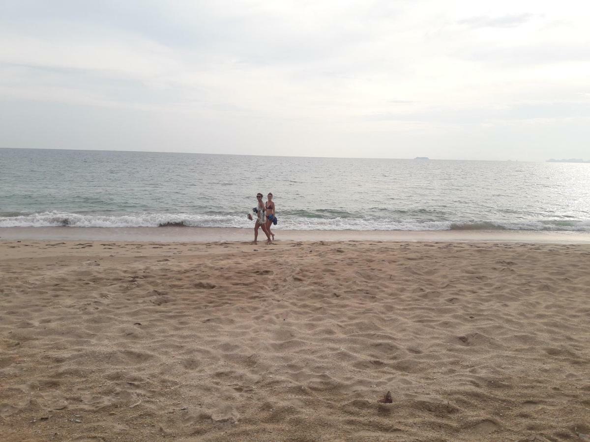 Bluesky Beach Bungalows 란타섬 외부 사진