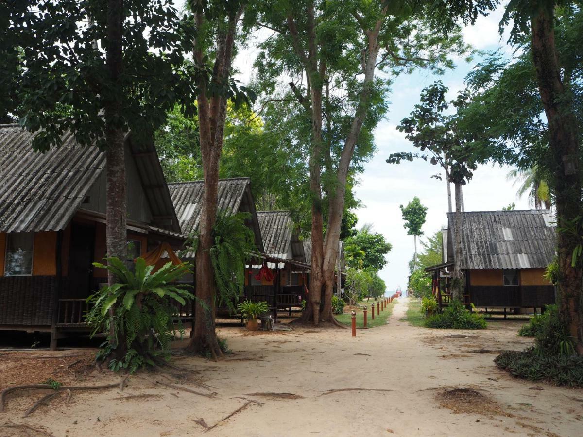 Bluesky Beach Bungalows 란타섬 외부 사진