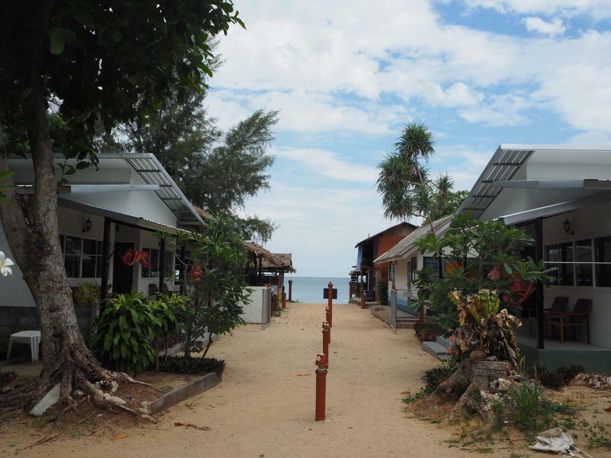 Bluesky Beach Bungalows 란타섬 외부 사진
