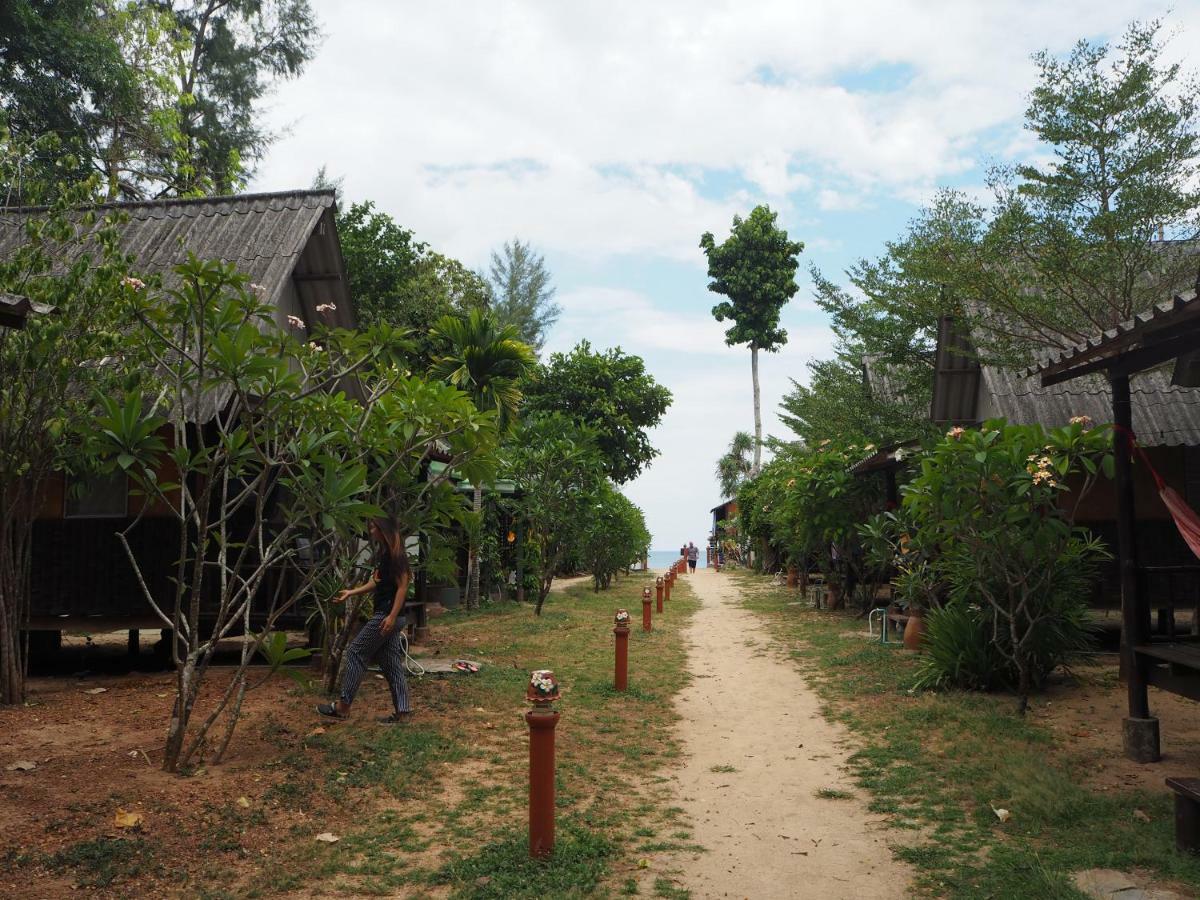 Bluesky Beach Bungalows 란타섬 외부 사진