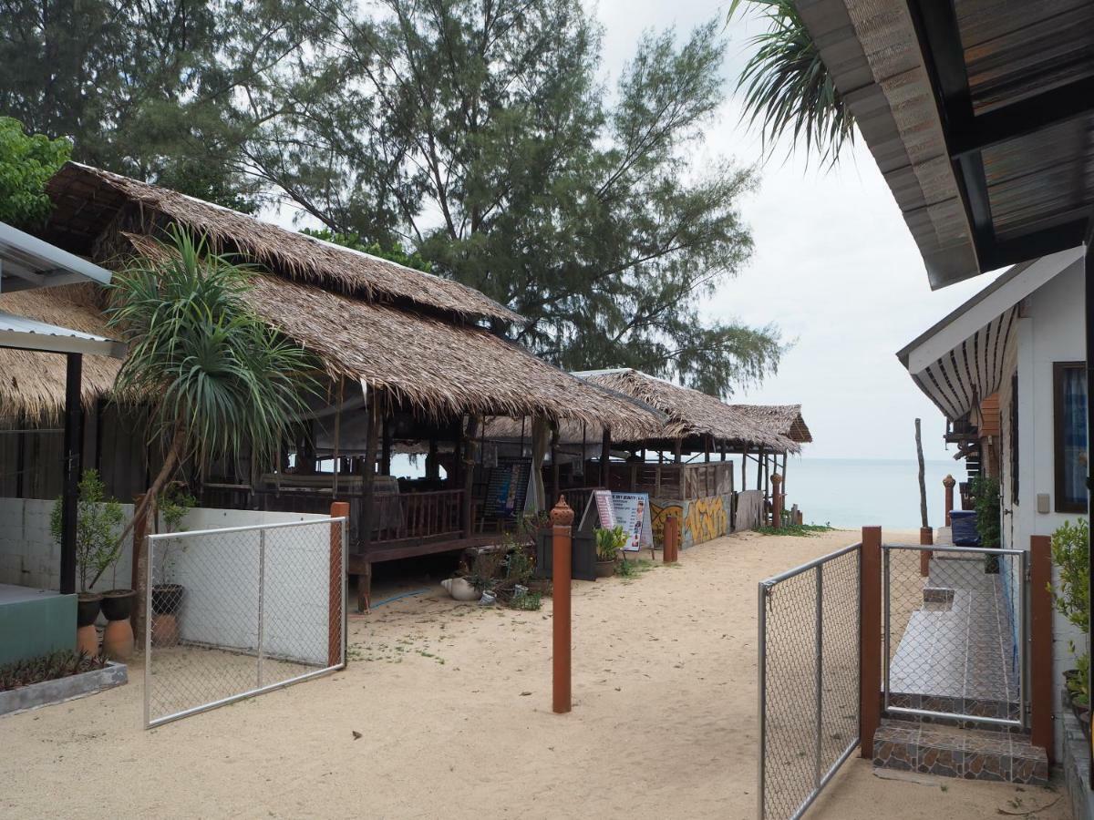 Bluesky Beach Bungalows 란타섬 외부 사진